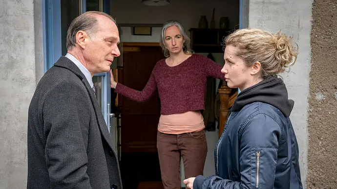 Martin Brambach und Cornelia Gröschel stehen für den Dresdner „Tatort“ vor einer Tür. Eine Frau macht ihnen auf. - Foto: MDR/MadeFor/Steffen Junghans Martin Brambach und Cornelia Gröschel stehen für den Dresdner „Tatort“ vor einer Tür. Eine Frau macht ihnen auf. - Foto: MDR/MadeFor/Steffen Junghans
