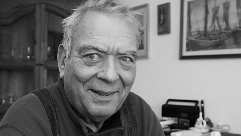Lutz Riemann lächelt in die Kamera - Foto: IMAGO / arguseye