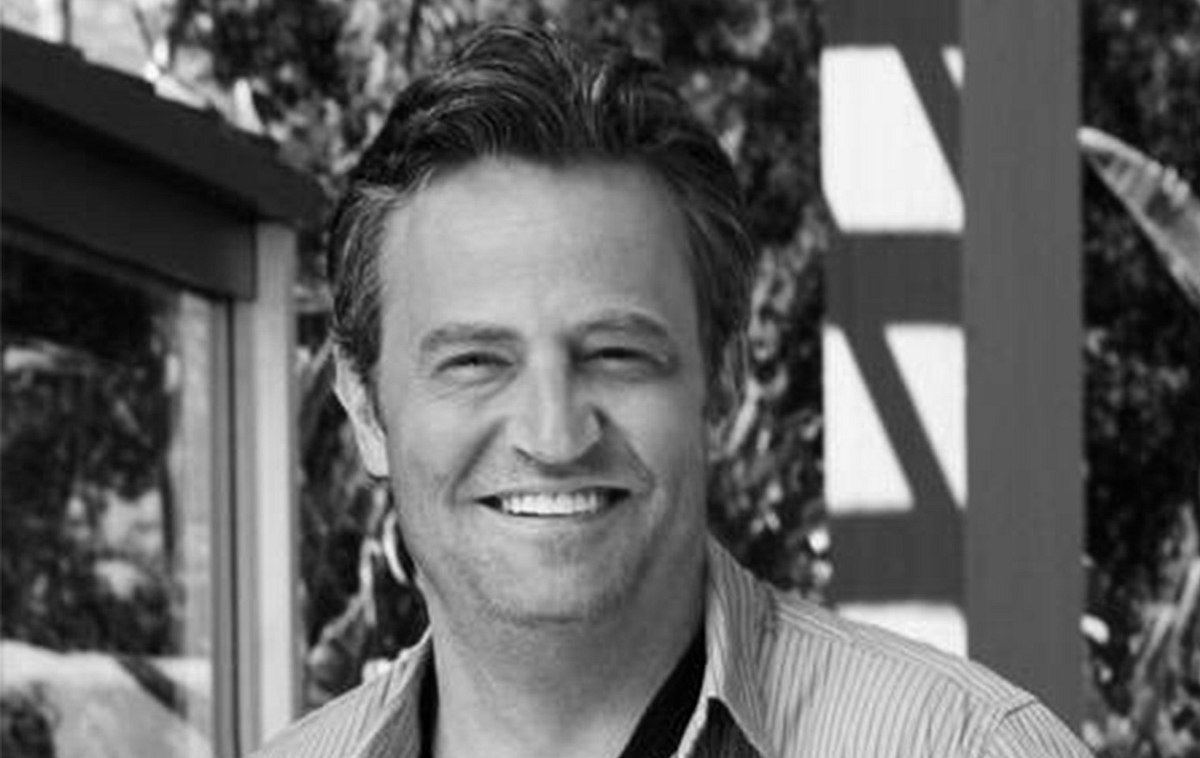 Friends-Star Matthew Perry lächelt in die Kamera. Nun ist er tot
