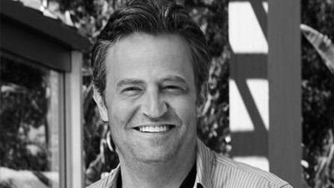 Friends-Star Matthew Perry lächelt in die Kamera. Nun ist er tot - Foto: IMAGO / Aton Chile