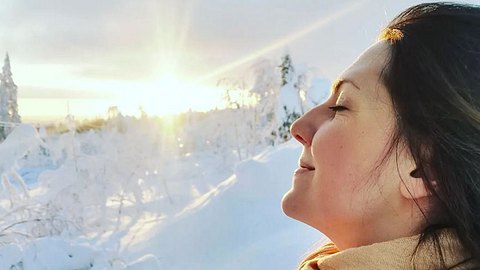 Julia Siefert Winter in winterlicher Schneelandschaft: Sie atmet tief ein - mit geschlossenen Augen genießt sie die kalte Winterluft, während sie das letzte Lichtd er untergehenden Sonne über ihr Gesicht streift - Foto: Instagram/juliasiefertwinter