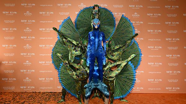 Heidi Klum Halloween-Kostum 2023 Pfau Cirque du Soleil - Foto: Getty Images / Noam Galai