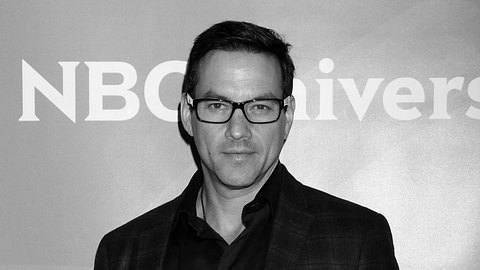 Schauspieler Tyler Christopher (✝50) lächelt auf dem roten Teppich in die Kamera - Foto: IMAGO / MediaPunch