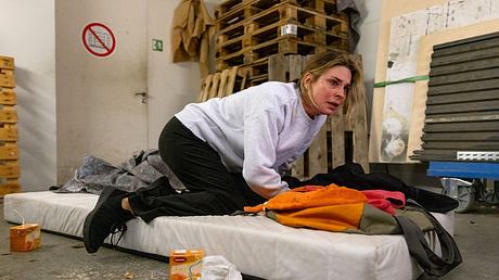„Unter Uns“-Vorschau |  Nicht nur Eva: Es gibt weitere Geiseln! - Foto: RTL / Sebastian Meyer