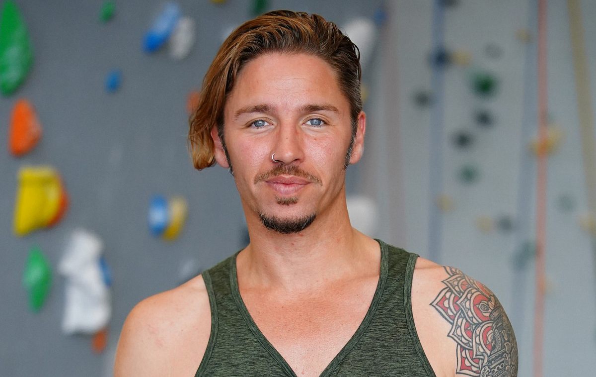 Zieht Gil Ofarim ins Dschungelcamp ein? Sänger Gil Ofraim im grünen Muskelshirt lächelt in die Kamera