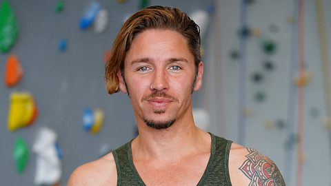 Sänger Gil Ofraim im grünen Muskelshirt lächelt in die Kamera - Foto: Pro 7