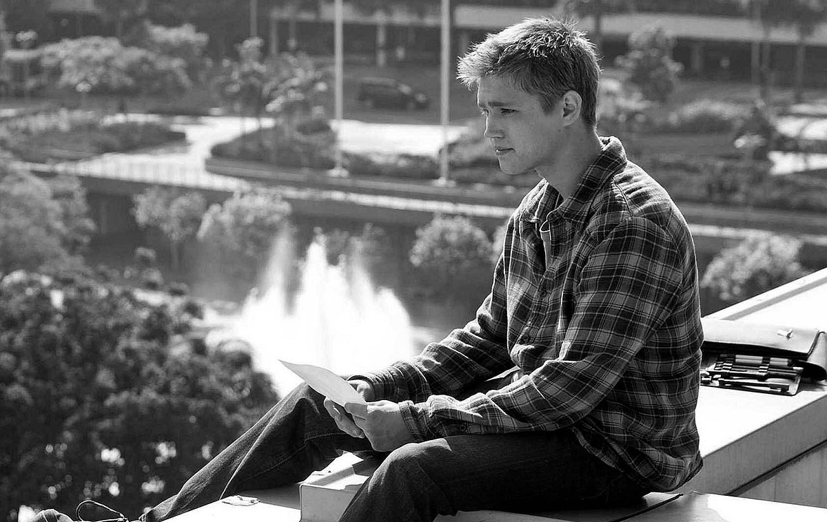 Evan Ellingson (hier im Film Beim Leben meiner Schwester) sitzt auf einem Gebäude und blickt in die Ferne