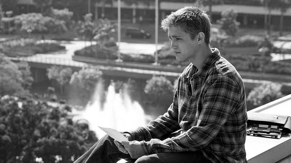 Evan Ellingson (hier im Film Beim Leben meiner Schwester) sitzt auf einem Gebäude und blickt in die Ferne - Foto: IMAGO / Allstar