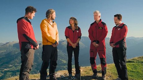 Die Bergretter stehen auf einem Bergkamm und beratschlagen sich - Foto: Screenshot/ZDF