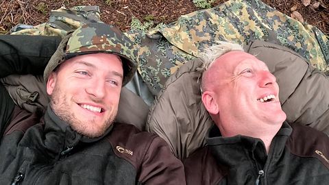 Nach Folge 3 von 7 vs. Wild sind Knossi und Sascha Huber noch dabei - Foto: © Foto: Cali Vision