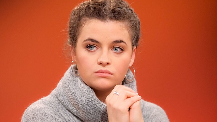 Bergdoktor-Star Ronja Forcher blickt gedankenverloren vor sich her - Foto: ORF