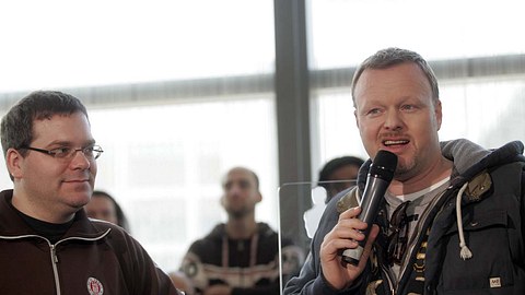 Stefan Raab und Elton moderieren beim Bundesvision Song Contest 2008 - Foto: IMAGO / Andre Poling