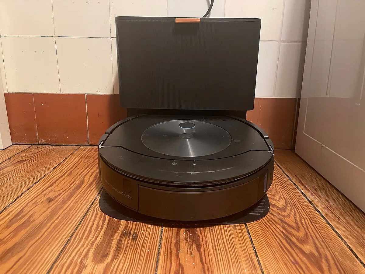 Der iRobot Roomba j7+ hat den Redaktionstest mit Bravour bestanden. Auch, wenn er ein paar Gebrauchsspuren davon getragen hat.
