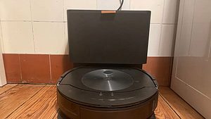 Der iRobot Roomba j7+ hat den Redaktionstest mit Bravour bestanden. Auch, wenn er ein paar Gebrauchsspuren davon getragen hat. - Foto: TVM / Privat Jay Becker