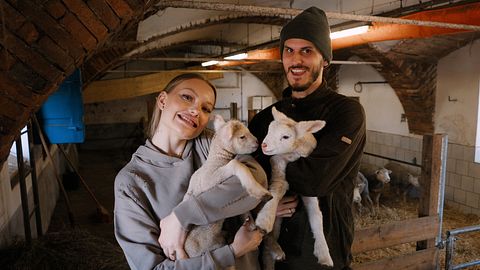 Unser Hof: Cheyenne Ochsenknecht und Nino Sifkovits - Foto: Sky Deutschland / Stefanie Schumacher