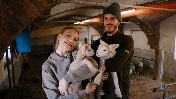 Unser Hof: Cheyenne Ochsenknecht und Nino Sifkovits - Foto: Sky Deutschland / Stefanie Schumacher