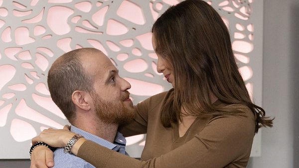 „Unter Uns“-Vorschau: Bleiben Betty und Tobias zusammen? - Foto: RTL / Sebastian Meyer