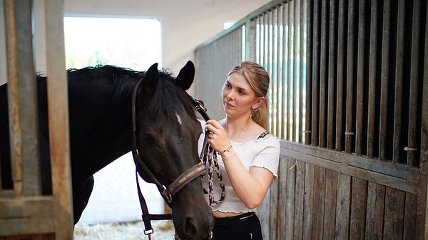 Pferdewirtin Carolin sucht bei Bauer sucht Frau nach der großen Liebe. - Foto: RTL / Stefan Gregorowius