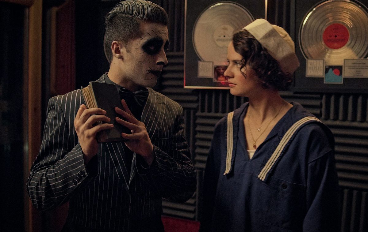 Arthur und Liv auf der Halloween Party im Film Silber und das Buch der Träume.