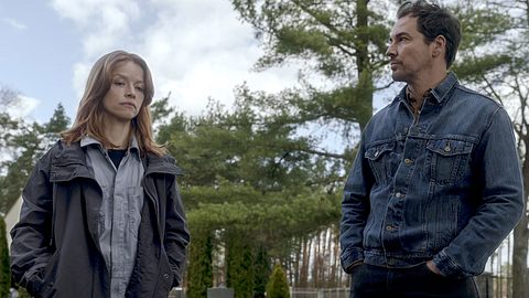 Karoline Schuch als Maggie Kring und Felix Kramer als Rolant Voit in Oderbruch. - Foto: ARD Degeto/Syrreal Dogs GmbH/CBS Studios/Stefan Erhard