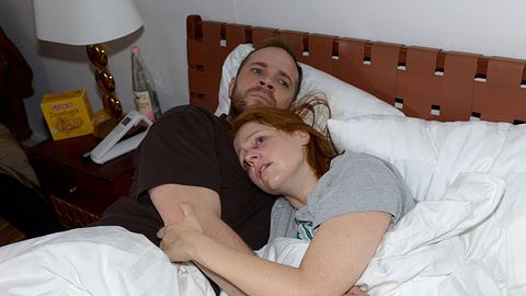GZSZ Toni und Erik im Bett - Foto: RTL / Rolf Baumgartner