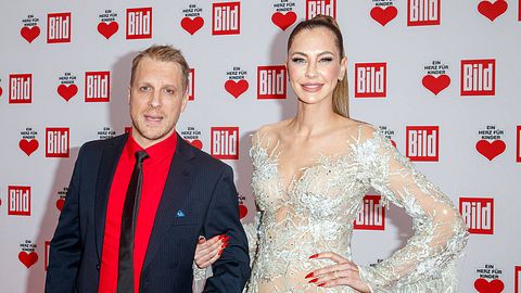 Oliver Pocher und Sandy Meyer-Wölden auf der Spendengala Ein Herz für Kinder - Foto: IMAGO / Eventpress