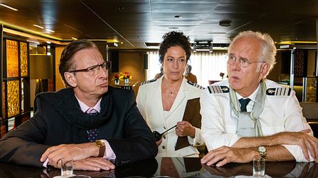 Das Traumschiff: Ingolf Lück, Harald Schmidt, Barbara Wussow - Foto: ZDF/Dirk Bartling