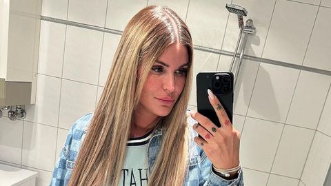 Gloria Glumac steht im Badezimmer und macht ein Spiegel-Selfie. Jetzt meldet sie sich nach den mutmaßlichen Vorwürfen von Kim Virginia an ihren Ex zu Wort.  - Foto: Instagram/gloria.glumac
