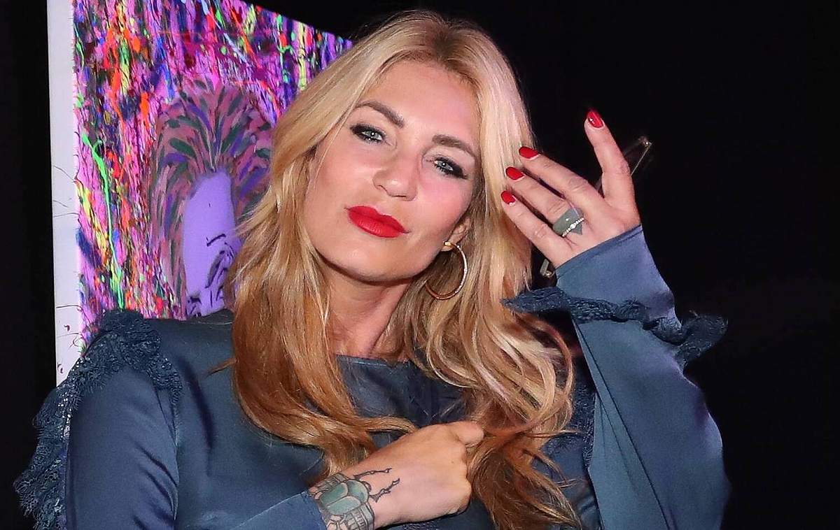 Sarah kern auf einer vernissage