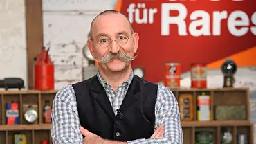 Horst Lichter vor dem „Bares für Rares“-Logo. - Foto: ZDF/Frank Hempel Horst Lichter vor dem „Bares für Rares“-Logo. - Foto: ZDF/Frank Hempel