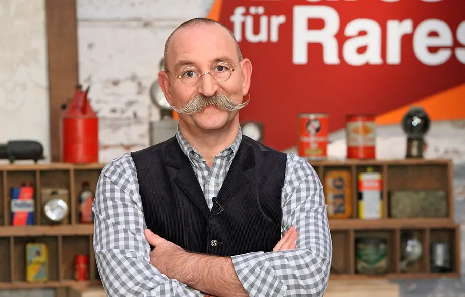 Horst Lichter macht sich aktuell selbst mal rar. Horst Lichter vor dem „Bares für Rares“-Logo.