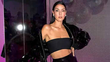 Zeigt Rebecca Mir auf Fotos nackte Haut, ruft das leider auch Hater auf den Plan - Foto: IMAGO / Future Image Zeigt Rebecca Mir auf Fotos nackte Haut, ruft das leider auch Hater auf den Plan - Foto: IMAGO / Future Image