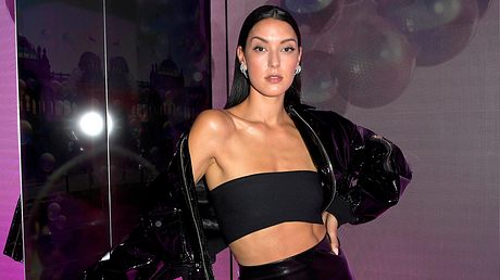 Zeigt Rebecca Mir auf Fotos nackte Haut, ruft das leider auch Hater auf den Plan - Foto: IMAGO / Future Image