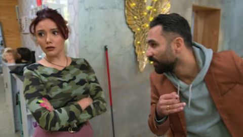 „Berlin – Tag & Nacht“: Nuri bandelt mit einer Kundin an! - Foto: RTLZWEI