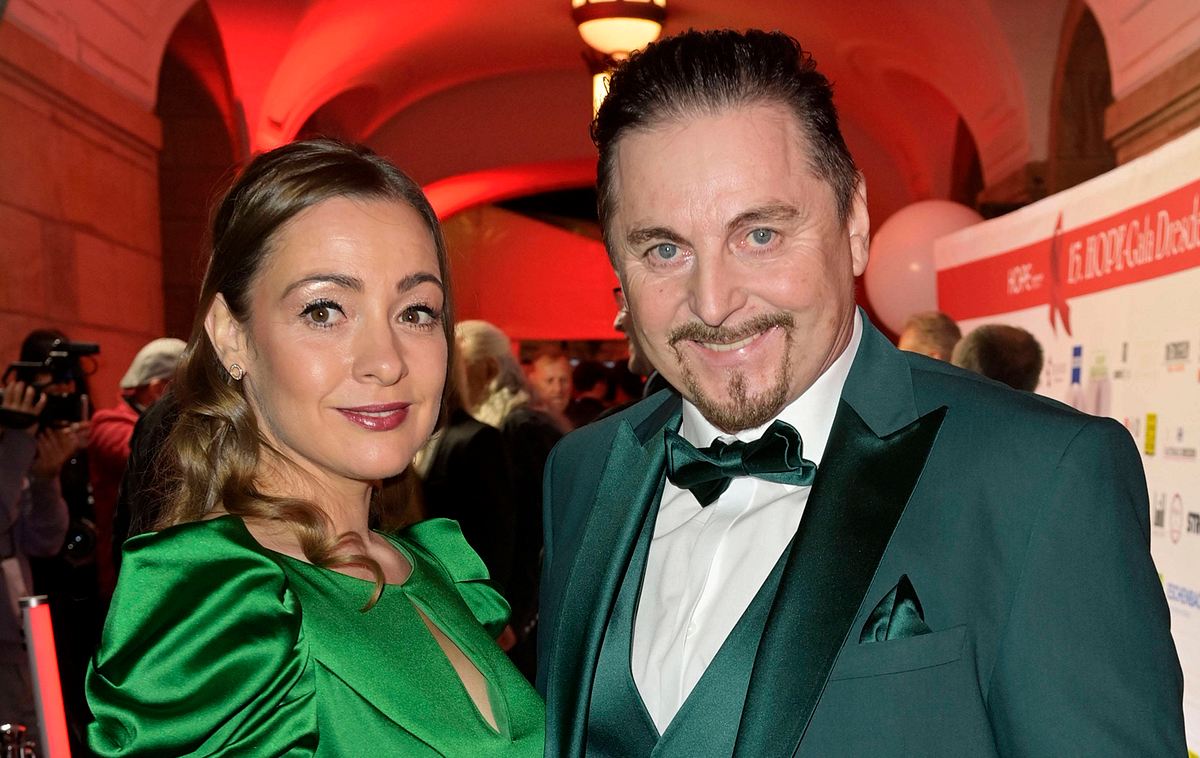 Uwe Herrmann am 28.10.2023 bei der 15. Hope Gala 2023 in Begleitung einer schönen Unbekannten