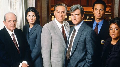 „Law & Order“: Dieser Kultdarsteller verlässt die Serie - Foto: IMAGO / Everett Collection