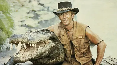 Crocodile Dundee: So sieht Paul Hogan heute aus! - Foto: IMAGO / Everett Collection