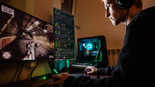 Bester Gaming-Monitor - Foto: iStock/CasarsaGuru