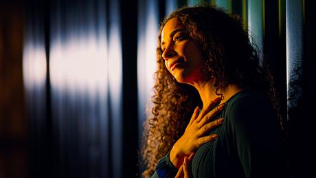 Nadja Benaissa als Maria in die Passion - Foto: RTL / Pascal Bünning