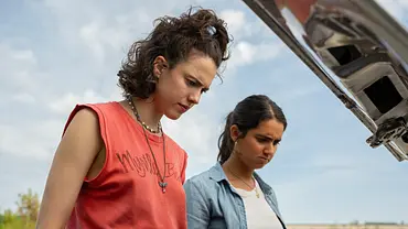 Drive-Away Dolls: Margaret Qualley als Jamie und Geraldine Viswanathan als Marian - Foto: ©2023 Focus Features. LLC./Wilson Webb / Working Title Drive-Away Dolls: Margaret Qualley als Jamie und Geraldine Viswanathan als Marian - Foto: ©2023 Focus Features. LLC./Wilson Webb / Working Title