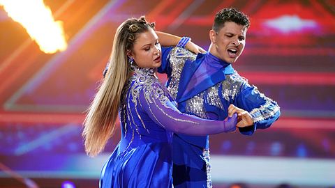 Lets Dance: Sophia Thiel und Alexandru Ionel - Foto: RTL / Stefan Gregorowius