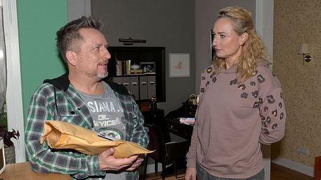 Bei GZSZ merkt Maren, dass Michi sie anlügt- - Foto: RTL / Rolf Baumgartner