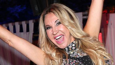 Carmen Geiss: Sie posiert mit Tanga- und das im Restaurant! - Foto: Getty Images