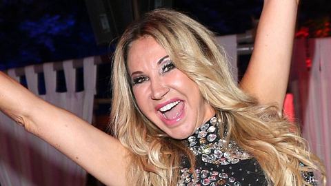 Carmen Geiss: Sie posiert mit Tanga- und das im Restaurant! - Foto: Getty Images
