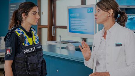 Notruf Hafenkante: Lilli Hollunder und Gerit Kling - Foto: ZDF / Boris Laewen