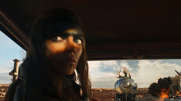 „Furiosa: A Mad Max Saga“: So geriet die Kämpferin an Immortan Joe - Foto: Warner Bros. Pictures