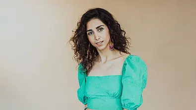 Suri Abbassi im grünen Top. - Foto: RTL / Julia Feldhagen