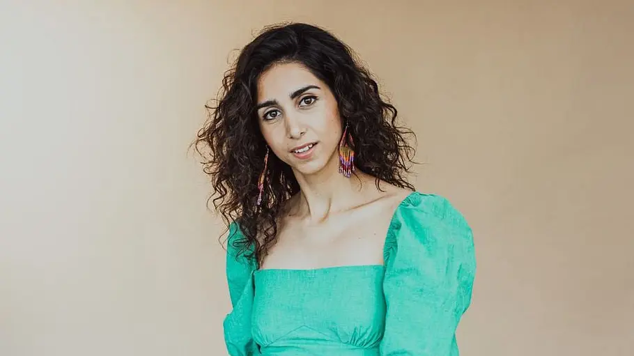 Suri Abbassi verlässt AWZ, doch auch für immer? Suri Abbassi im grünen Top.