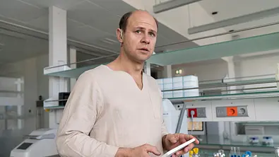 Charité: Warum Moritz Führmann das Zukunftsszenario in Staffel 4 sehr zuversichtlich stimmt - Foto: ARD/MDR/ARD Degeto/Arte/Ufa Fiction/Armanda Claro