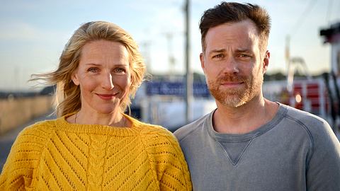 Praxis mit Meerblick: Nora (Tanja Wedhorn) und Max (Bernhard Piesk) - Foto: ARD Degeto/Arnim Thomaß